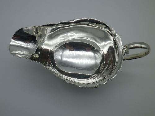 MAPPIN & WEBB HALLMARKED SILVER GRAVY SAUCE BOAT  Sheffield 1932  92g Excellent condition