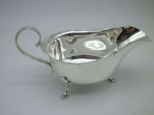 MAPPIN & WEBB HALLMARKED SILVER GRAVY SAUCE BOAT  Sheffield 1932  92g Excellent condition