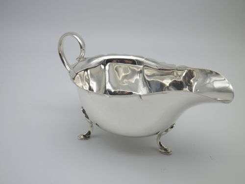 MAPPIN & WEBB HALLMARKED SILVER GRAVY SAUCE BOAT  Sheffield 1932  92g Excellent condition