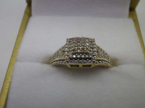 9ct yellow gold and diamond cluster NMJ DESIGNER ring. Diamond: 0.22ct Size: J-K SI Certificate