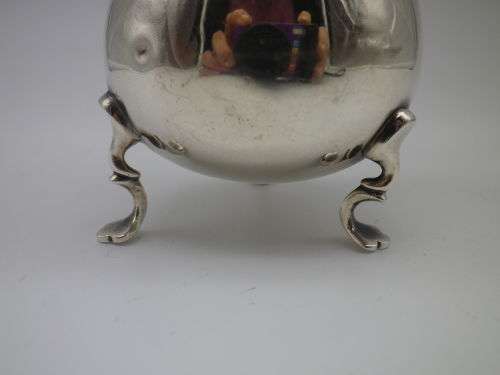 HALLMARKED STERLING SILVER SMALL CREAMER. Birmingham, 1905 8.4cm 61 GRMS. 8.4cm tall