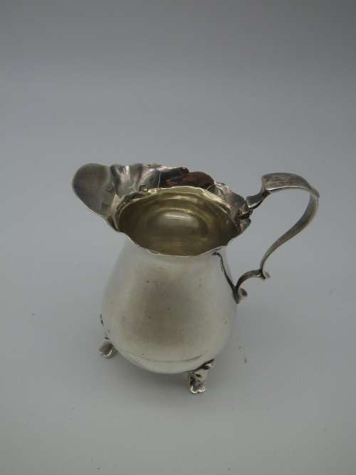 HALLMARKED STERLING SILVER SMALL CREAMER. Birmingham, 1905 8.4cm 61 GRMS. 8.4cm tall