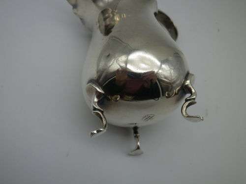 HALLMARKED STERLING SILVER SMALL CREAMER. Birmingham, 1905 8.4cm 61 GRMS. 8.4cm tall