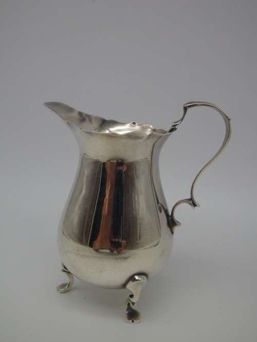 HALLMARKED STERLING SILVER SMALL CREAMER. Birmingham, 1905 8.4cm 61 GRMS. 8.4cm tall