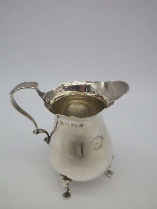 HALLMARKED STERLING SILVER SMALL CREAMER. Birmingham, 1905 8.4cm 61 GRMS. 8.4cm tall