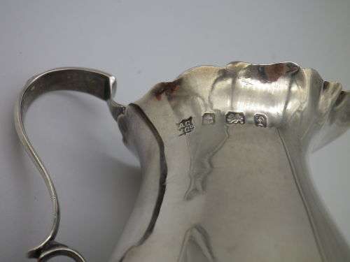 HALLMARKED STERLING SILVER SMALL CREAMER. Birmingham, 1905 8.4cm 61 GRMS. 8.4cm tall