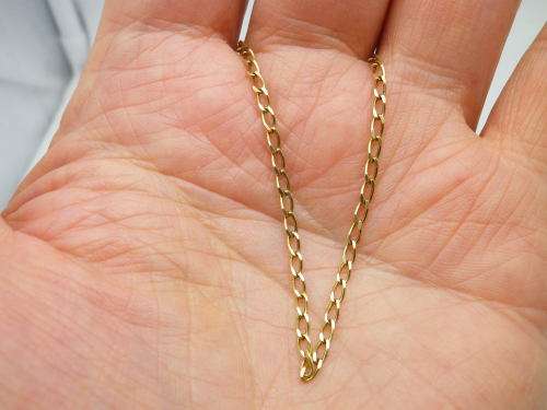 Lovely 9ct yellow gold bracelet. 18.5 cm long 1.6 grms.