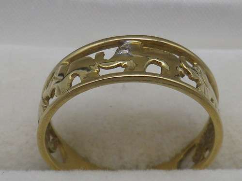 Gorgeous Vintage 9ct yellow gold ELEPHANT ring with little diamond. Size P  approx 2 grms