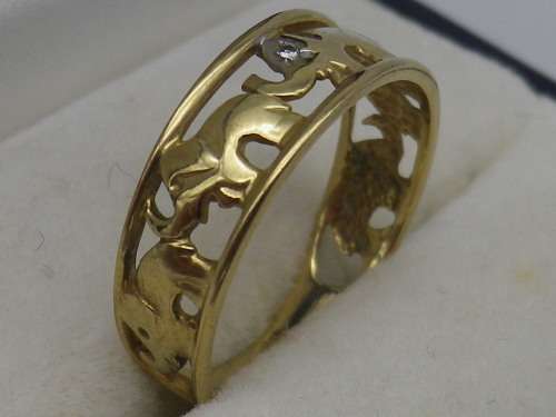 Gorgeous Vintage 9ct yellow gold ELEPHANT ring with little diamond. Size P  approx 2 grms