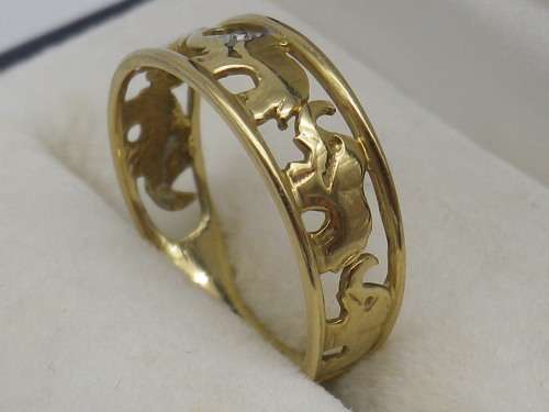 Gorgeous Vintage 9ct yellow gold ELEPHANT ring with little diamond. Size P  approx 2 grms
