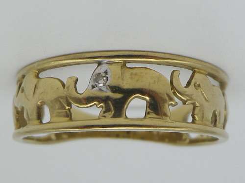 Gorgeous Vintage 9ct yellow gold ELEPHANT ring with little diamond. Size P  approx 2 grms