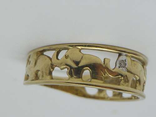 Gorgeous Vintage 9ct yellow gold ELEPHANT ring with little diamond. Size P  approx 2 grms