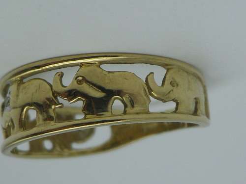 Gorgeous Vintage 9ct yellow gold ELEPHANT ring with little diamond. Size P  approx 2 grms