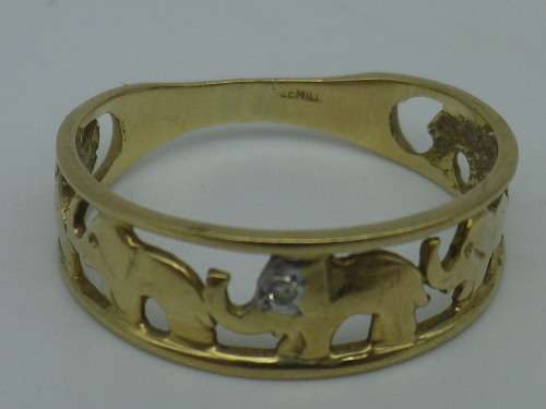 Gorgeous Vintage 9ct yellow gold ELEPHANT ring with little diamond. Size P  approx 2 grms