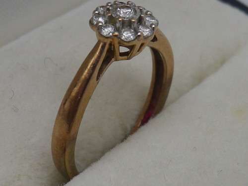 Gorgeous Vintage 9ct Rose Gold & 8 diamond cluster ring  Size K,  1.6 grms