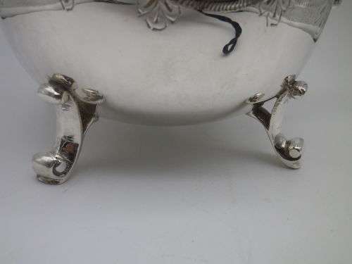 LARGE SILVER PLATED VINTAGE  JUG WITH ICE LIP LOVELY CHASED DECORATION. EXCELLENT CONDITION 20CM