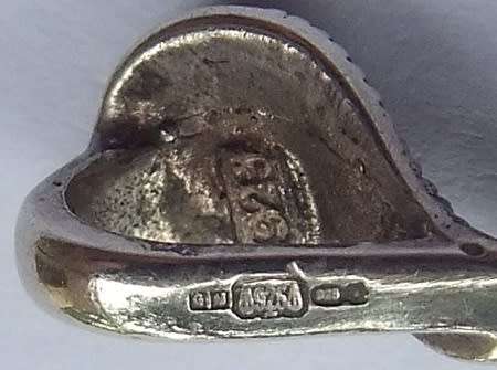 Designer Sterling Silver, Marcasite & Mother of Pearl Pendant 4 x 1.8cm 5grms