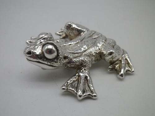 FOR TREASURES ALL SORTS ONLY PLEASE!! Sterling silver designer HUGE TREE FROG 35grms 7x8cm