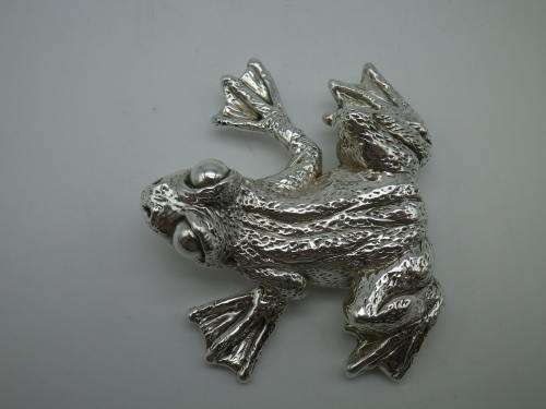FOR TREASURES ALL SORTS ONLY PLEASE!! Sterling silver designer HUGE TREE FROG 35grms 7x8cm