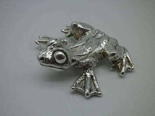 FOR TREASURES ALL SORTS ONLY PLEASE!! Sterling silver designer HUGE TREE FROG 35grms 7x8cm