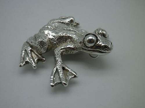 FOR TREASURES ALL SORTS ONLY PLEASE!! Sterling silver designer HUGE TREE FROG 35grms 7x8cm