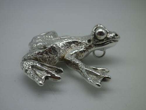 FOR TREASURES ALL SORTS ONLY PLEASE!! Sterling silver designer HUGE TREE FROG 35grms 7x8cm