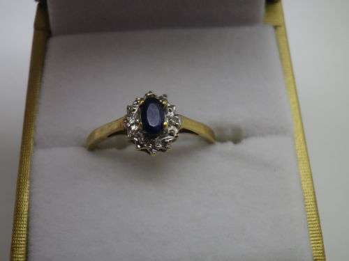 Gorgeous 9ct Yellow & White Gold & Sapphire Dainty Ring, 2 diamond chips Size O; 3grms