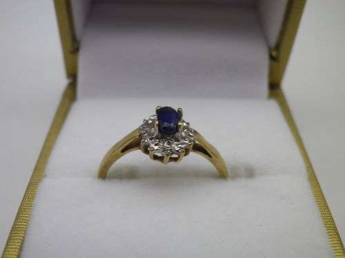 Gorgeous 9ct Yellow & White Gold & Sapphire Dainty Ring, 2 diamond chips Size O; 3grms