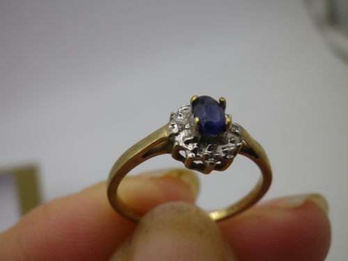 Gorgeous 9ct Yellow & White Gold & Sapphire Dainty Ring, 2 diamond chips Size O; 3grms
