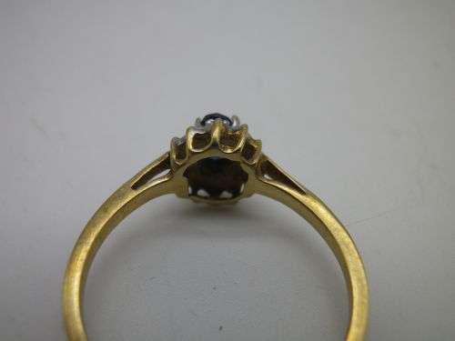 Gorgeous 9ct Yellow & White Gold & Sapphire Dainty Ring, 2 diamond chips Size O; 3grms