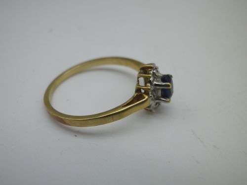 Gorgeous 9ct Yellow & White Gold & Sapphire Dainty Ring, 2 diamond chips Size O; 3grms