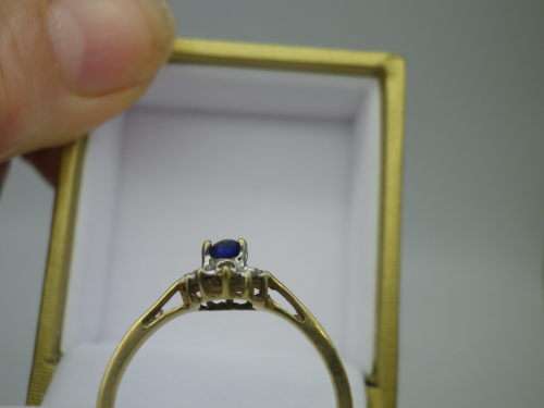 Gorgeous 9ct Yellow & White Gold & Sapphire Dainty Ring, 2 diamond chips Size O; 3grms