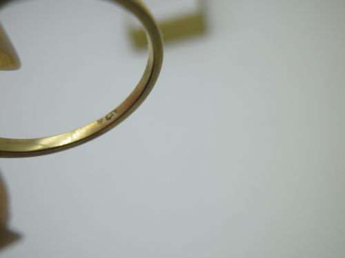 Gorgeous 9ct Yellow & White Gold & Sapphire Dainty Ring, 2 diamond chips Size O; 3grms