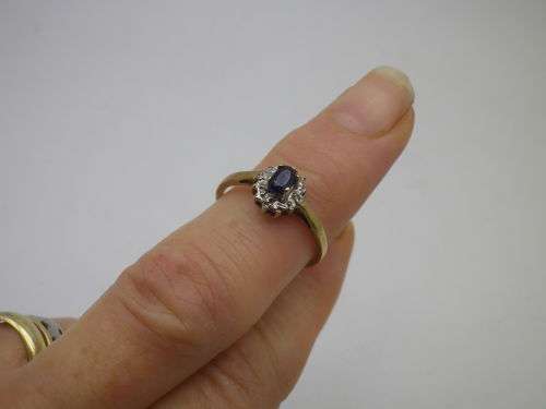 Gorgeous 9ct Yellow & White Gold & Sapphire Dainty Ring, 2 diamond chips Size O; 3grms