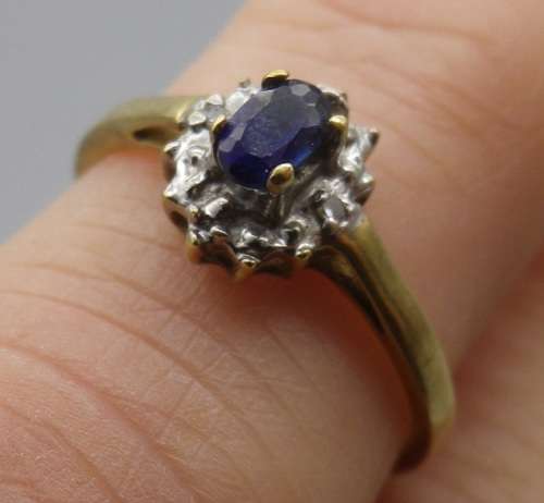 Gorgeous 9ct Yellow & White Gold & Sapphire Dainty Ring, 2 diamond chips Size O; 3grms
