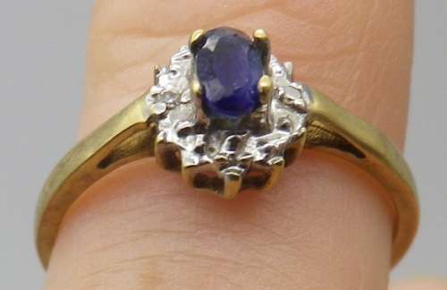 Gorgeous 9ct Yellow & White Gold & Sapphire Dainty Ring, 2 diamond chips Size O; 3grms
