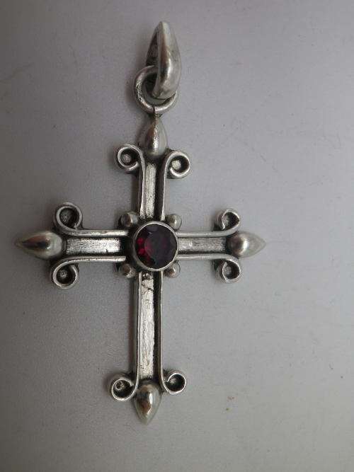 Pretty Sterling Silver and Garnet Vintage Cross Pendant 5 grms 5 x 3.1 cm
