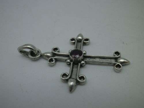 Pretty Sterling Silver and Garnet Vintage Cross Pendant 5 grms 5 x 3.1 cm
