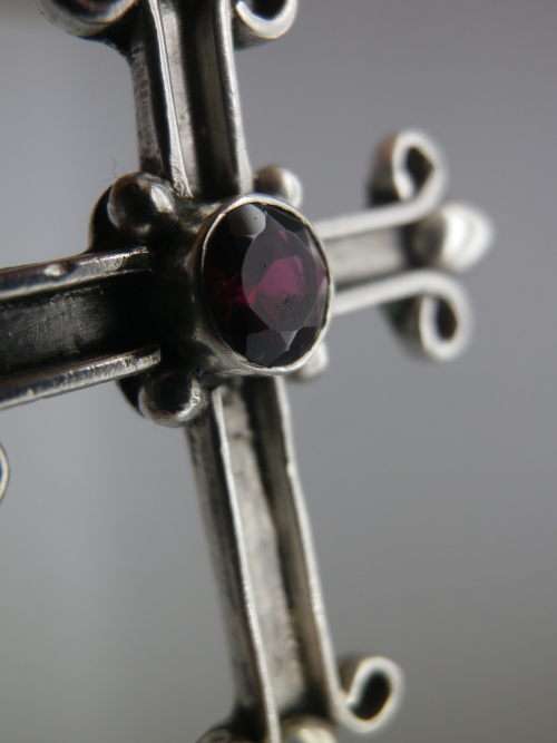 Pretty Sterling Silver and Garnet Vintage Cross Pendant 5 grms 5 x 3.1 cm