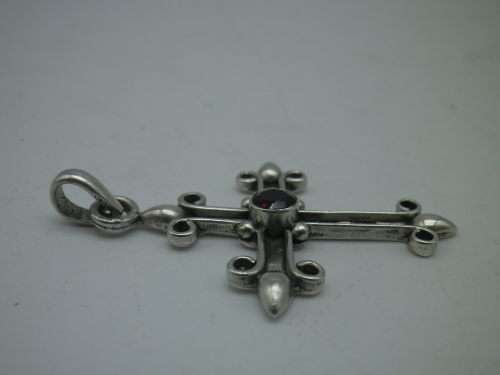 Pretty Sterling Silver and Garnet Vintage Cross Pendant 5 grms 5 x 3.1 cm