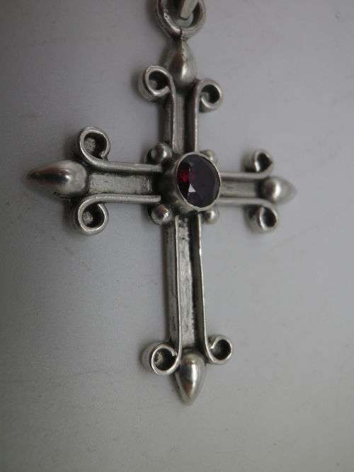 Pretty Sterling Silver and Garnet Vintage Cross Pendant 5 grms 5 x 3.1 cm