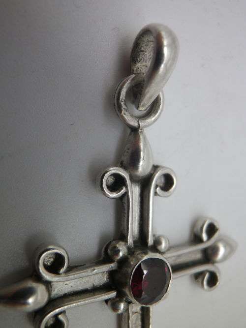 Pretty Sterling Silver and Garnet Vintage Cross Pendant 5 grms 5 x 3.1 cm