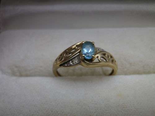 Exquisite 9ct Yellow Gold, Aquamarine & Diamond Vintage Ring. Size M 1/2