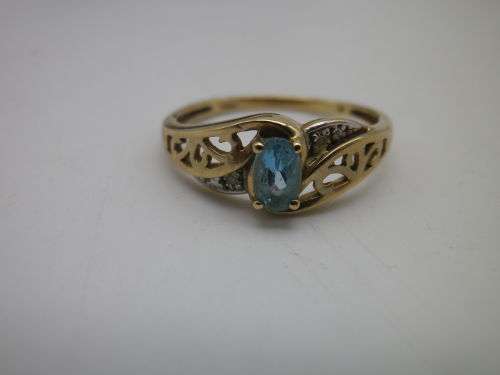 Exquisite 9ct Yellow Gold, Aquamarine & Diamond Vintage Ring. Size M 1/2