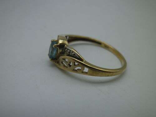Exquisite 9ct Yellow Gold, Aquamarine & Diamond Vintage Ring. Size M 1/2