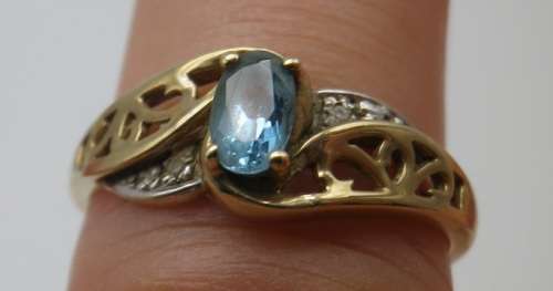 Exquisite 9ct Yellow Gold, Aquamarine & Diamond Vintage Ring. Size M 1/2