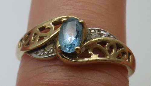 Exquisite 9ct Yellow Gold, Aquamarine & Diamond Vintage Ring. Size M 1/2