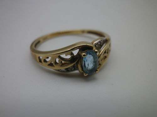 Exquisite 9ct Yellow Gold, Aquamarine & Diamond Vintage Ring. Size M 1/2