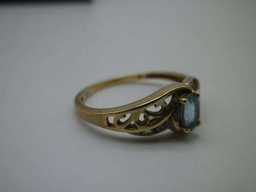 Exquisite 9ct Yellow Gold, Aquamarine & Diamond Vintage Ring. Size M 1/2