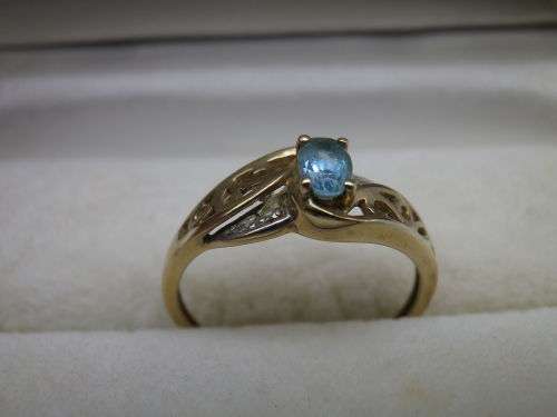 Exquisite 9ct Yellow Gold, Aquamarine & Diamond Vintage Ring. Size M 1/2